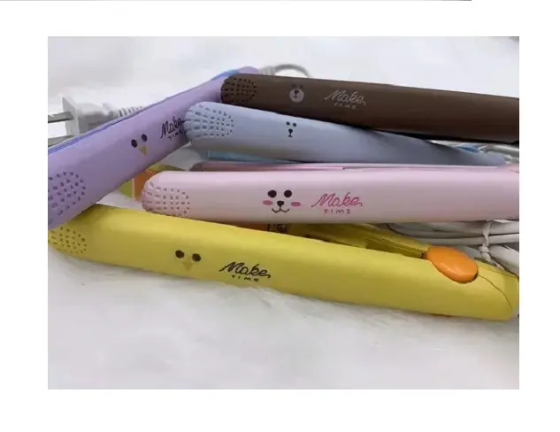 Mini plancha alisadora portátil de viaje disponible en varios colores pastel con diseños de animales y el texto Make Time.