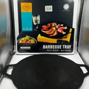 Parrilla coreana antiadherente negra con textura moteada y dos asas laterales, presentada frente a su caja de empaque de 34 cm.