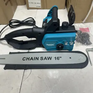 Motosierra eléctrica Makita azul y negra con espada de 16 pulgadas, cable de alimentación, kit de tornillos y llave sobre superficie clara.