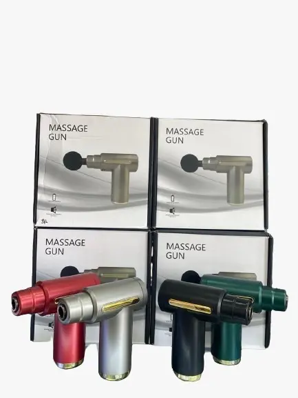 Mini masajeadores manuales tipo pistola en colores rojo, plata, negro y verde, dispuestos frente a sus cajas de empaque.