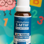 Gotero de suplemento líquido 5-MTHF con metil B12 sabor a bayas, fórmula infantil ajustable en fondo azul.