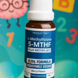 Gotero de suplemento líquido 5-MTHF con metil B12 sabor a bayas, fórmula infantil ajustable en fondo azul.