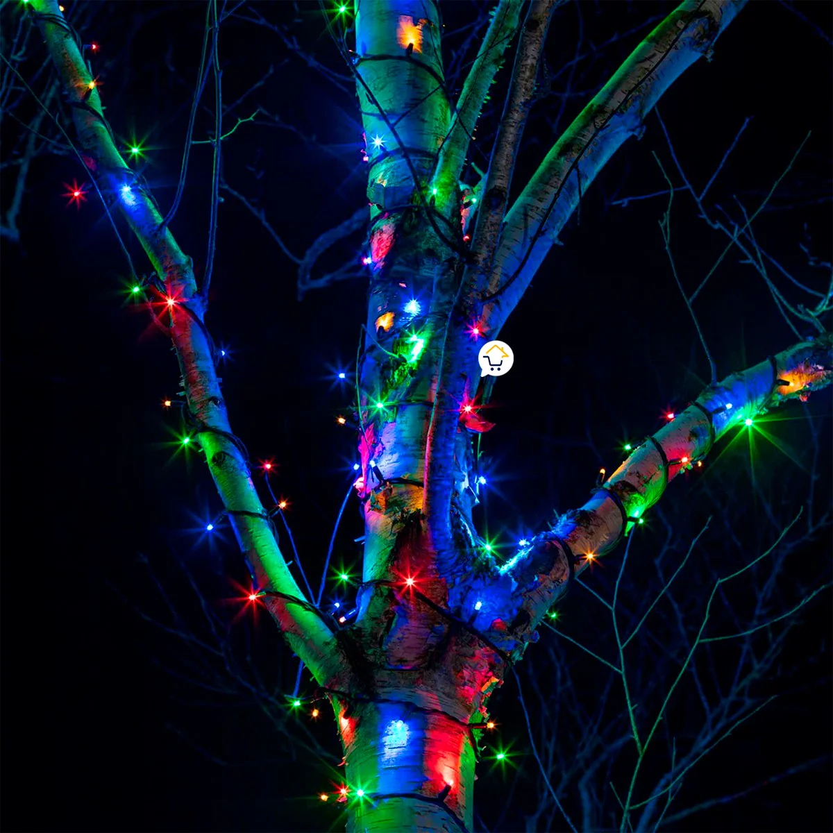 Luces lineales de navidad de 7 metros enrolladas en el tronco y ramas de un árbol, emitiendo destellos multicolores en un entorno nocturno oscuro.