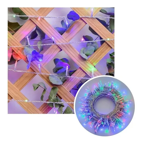 Luces LED decorativas multicolor con tonos azules, rosas y verdes, sobre una rejilla de madera con hojas y en su presentación enrollada.
