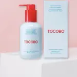 Aceite limpiador facial Tocobo Calamine Pore Control de 200 ml, con envase blanco y dispensador rojo, junto a su caja sobre una base blanca y fondo rosa.
