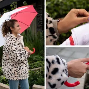 Mujer usando paraguas automático rojo y blanco con mango curvo, tela impermeable y detalles de cierre en primer plano.