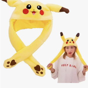 Gorro afelpado amarillo de Pikachu con orejas móviles y patas colgantes con huellas marrones, modelado por una mujer.
