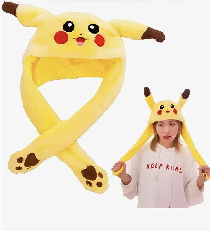 Gorro afelpado amarillo de Pikachu con orejas móviles y patas colgantes con huellas marrones, modelado por una mujer.