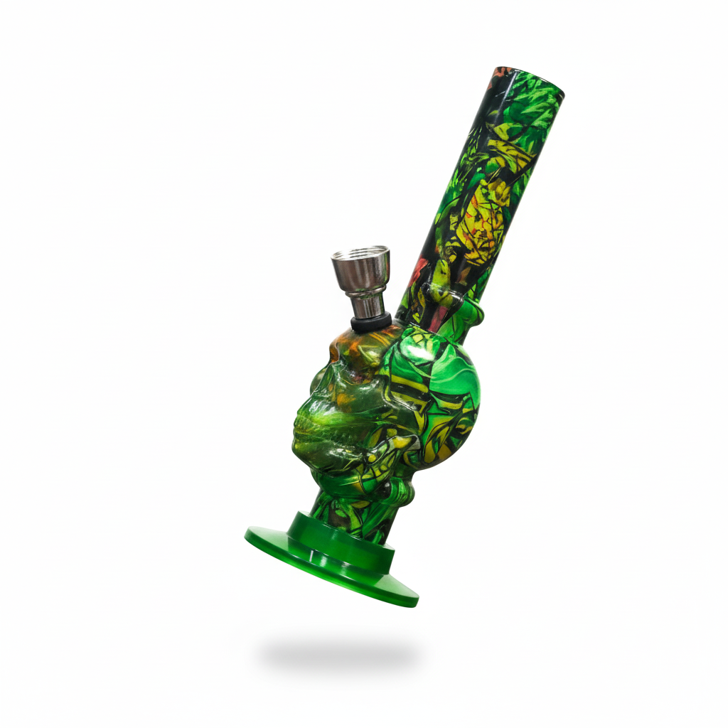 Pipa bong de acrílico de 16 cm con diseño estampado de calavera en tonos verdes y amarillos, incluye cazoleta metálica para filtrado de humo.