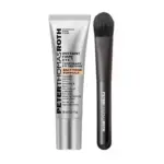 Tubo de 20 ml de crema tensora Peter Thomas Roth junto a una brocha aplicadora de mango negro, diseñada para reducir bolsas y suavizar líneas de ojos.