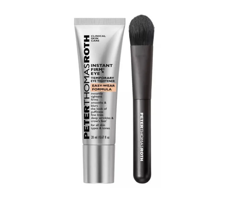 Tubo de 20 ml de crema tensora Peter Thomas Roth junto a una brocha aplicadora de mango negro, diseñada para reducir bolsas y suavizar líneas de ojos.