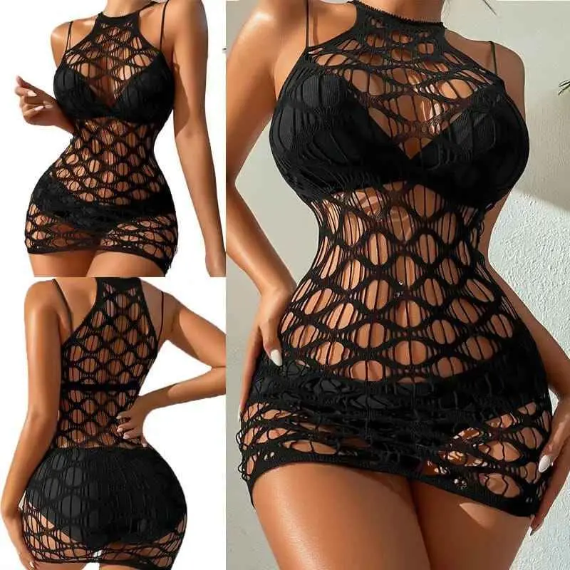 Vestido playero de malla elástica negra con diseño de red y tirantes delgados, ideal para viajes tropicales.
