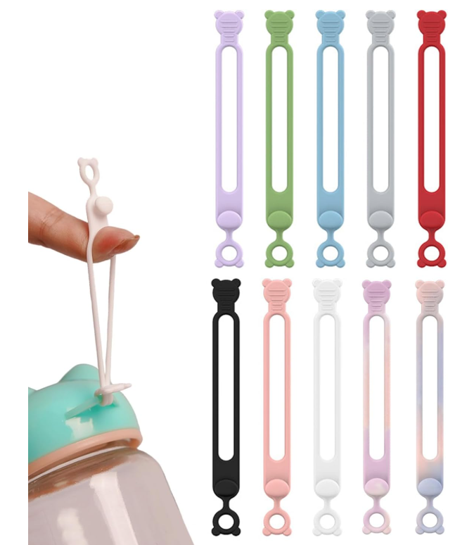 Sujetadores de silicona flexible con diseño de osito en diversos colores, mostrados sujetando la tapa de un termo de agua.