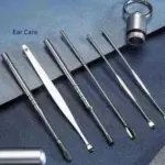 Set de seis curetas de acero inoxidable plateado para limpieza de oídos con estuche metálico con llavero.