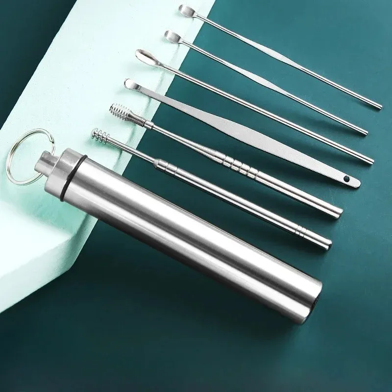 Set de 6 herramientas de limpieza para oídos en acero inoxidable plateado con estuche cilíndrico metálico y llavero.