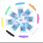 Set de cuatro bolsas impermeables para celular en múltiples colores y cierres herméticos de plástico dispuestas en círculo.
