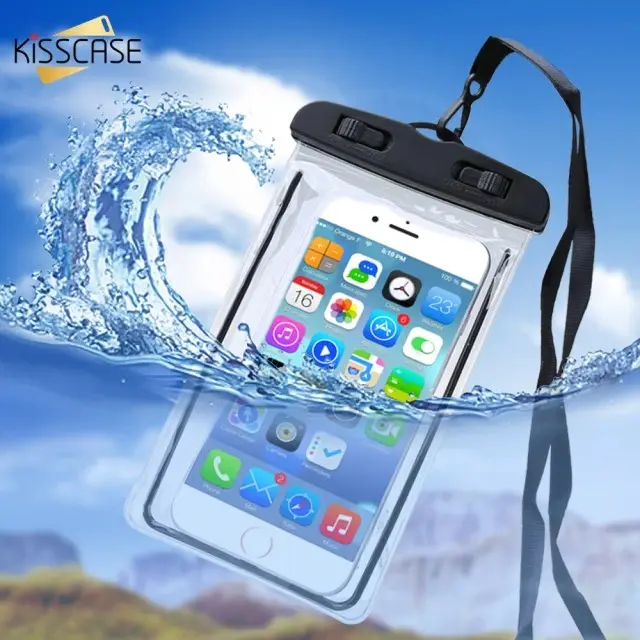 Bolsa sumergible transparente para celular con cierre superior negro de seguridad y correa colgante, parcialmente sumergida en agua con salpicaduras.