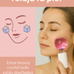 Mujer aplicándose masajeador facial con esfera rosada y mango blanco texturizado para reducir hinchazón.