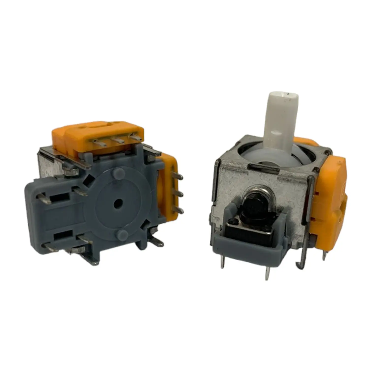 Dos módulos de joystick analógico magnético para Switch Pro; uno muestra la base con pines y el otro la palanca blanca con marco metálico.