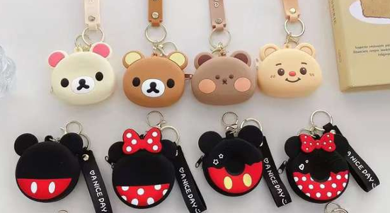 Set x8 llaveros monederos de silicona en forma de oso y personajes infantiles, colores variados con correa y cierre de cremallera.