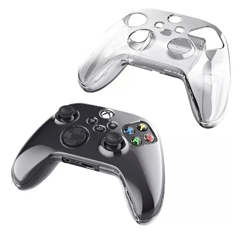 Funda protectora rígida y transparente de acrílico brillante para control Xbox Series X S mostrada sola y puesta sobre el mando