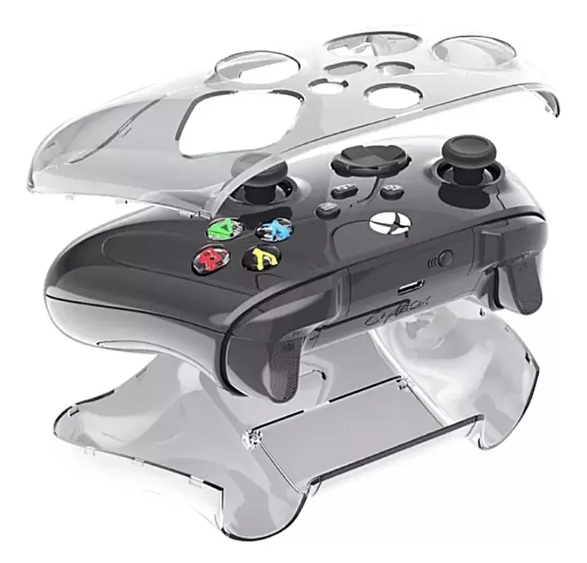 Funda protectora transparente de acrílico para control Xbox Series X y S, mostrando piezas desmontadas y base de soporte.