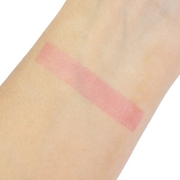 Muestra de bálsamo labial Beauty Glazed en tono rosa suave, con textura cremosa y acabado brillante aplicada sobre la piel del antebrazo.