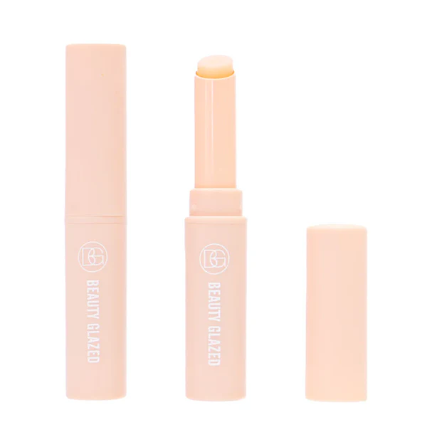 Bálsamo labial hidratante Beauty Glazed en envase color crema, presentado con un tubo cerrado, uno abierto con la barra expuesta y su tapa aparte.