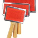 Set de tres cepillos cardadores para mascotas con base roja y cerdas metálicas en ángulo, con mango corto de madera natural de diferentes tamaños.