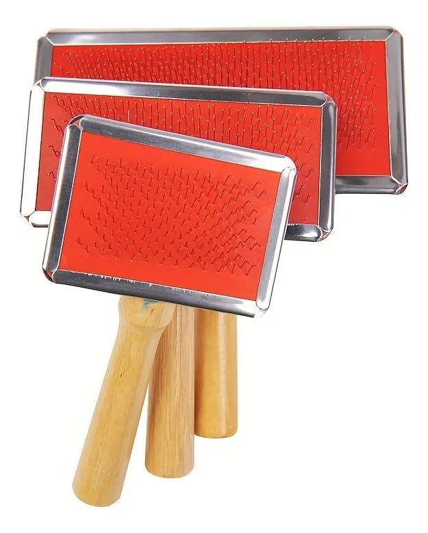Set de tres cepillos cardadores para mascotas con base roja y cerdas metálicas en ángulo, con mango corto de madera natural de diferentes tamaños.