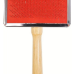 Cepillo carda de púas metálicas con base roja y mango de madera para desenredar el pelaje de mascotas.