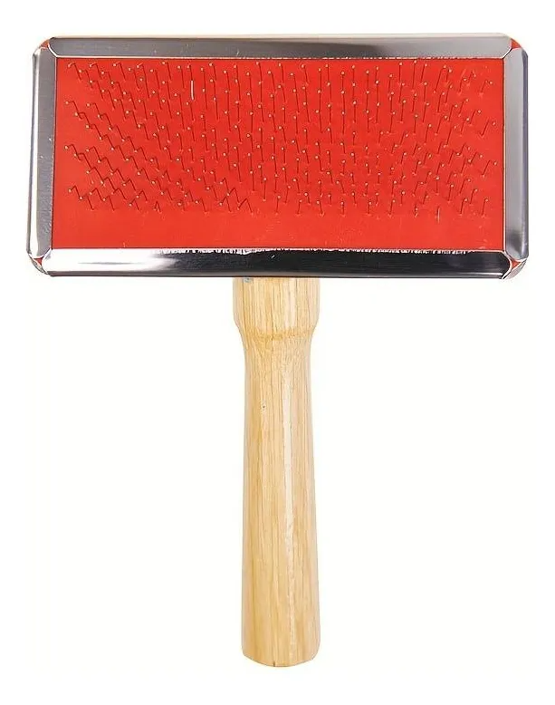 Cepillo carda de púas metálicas con base roja y mango de madera para desenredar el pelaje de mascotas.