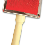 Cepillo carda para mascotas con cerdas metálicas finas sobre base roja y mango recto de madera clara para desenredar pelo.