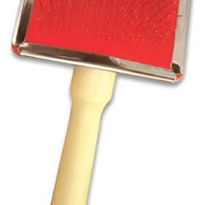 Cepillo carda para mascotas con cerdas metálicas finas sobre base roja y mango recto de madera clara para desenredar pelo.
