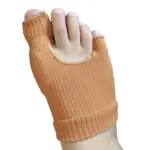 Corrector de juanetes de tela elástica beige con textura acanalada que cubre el dedo gordo y el meñique para brindar comodidad.