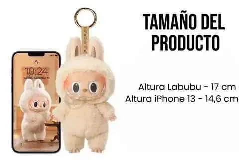 Peluche Labubu blanco de textura suave con llavero. Mide 17 cm de altura, comparado con un iPhone 13 de 14,6 cm para mostrar su tamaño.