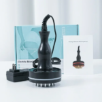 Masajeador eléctrico gua sha negro de radiofrecuencia con cabezal de púas metálicas, caja, manual y adaptador de corriente sobre superficie blanca