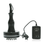 Masajeador eléctrico negro de mano con cabezal de múltiples puntas metálicas y adaptador de corriente conectado