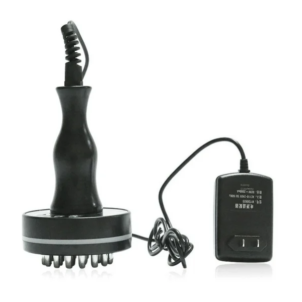 Masajeador eléctrico negro de mano con cabezal de múltiples puntas metálicas y adaptador de corriente conectado