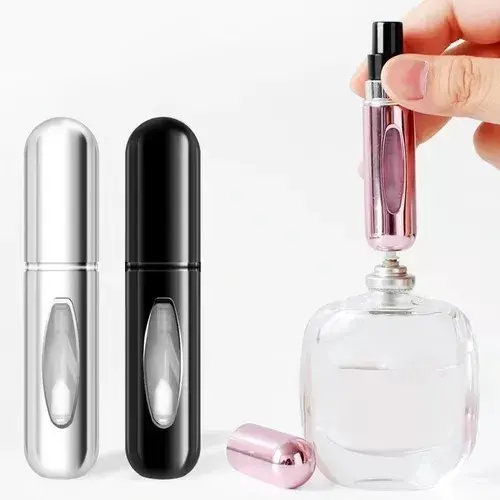 Dispensador de perfume portátil de 5ml en plata, negro y rosa, mostrando su uso para recargar desde un frasco de fragancia.