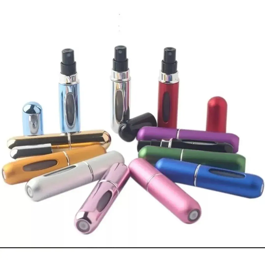 Conjunto de dispensadores de perfume recargables de 5ml en diversos colores metálicos, con diseño portátil, atomizador visible y tapas protectoras.