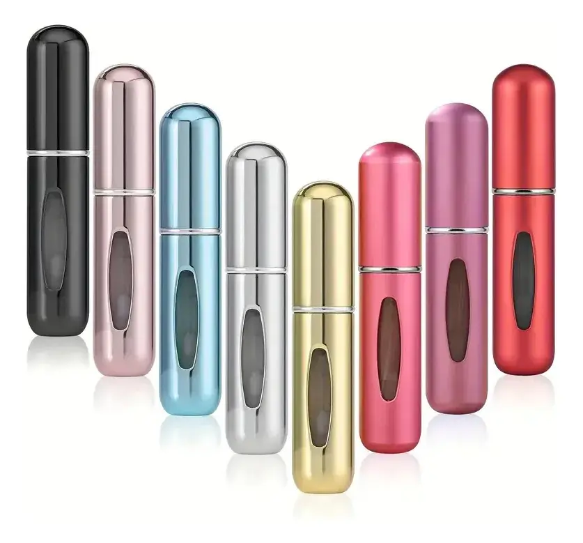 Ocho dispensadores de perfume recargables de 5 ml en colores variados, dispuestos en forma de V, con ventana transparente y acabado metálico brillante.
