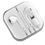 Dos audífonos blancos con cable Lightning y micrófono, enrollados y organizados dentro de un estuche transparente y cuadrado.