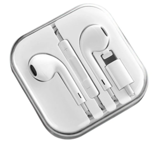 Dos audífonos blancos con cable Lightning y micrófono, enrollados y organizados dentro de un estuche transparente y cuadrado.