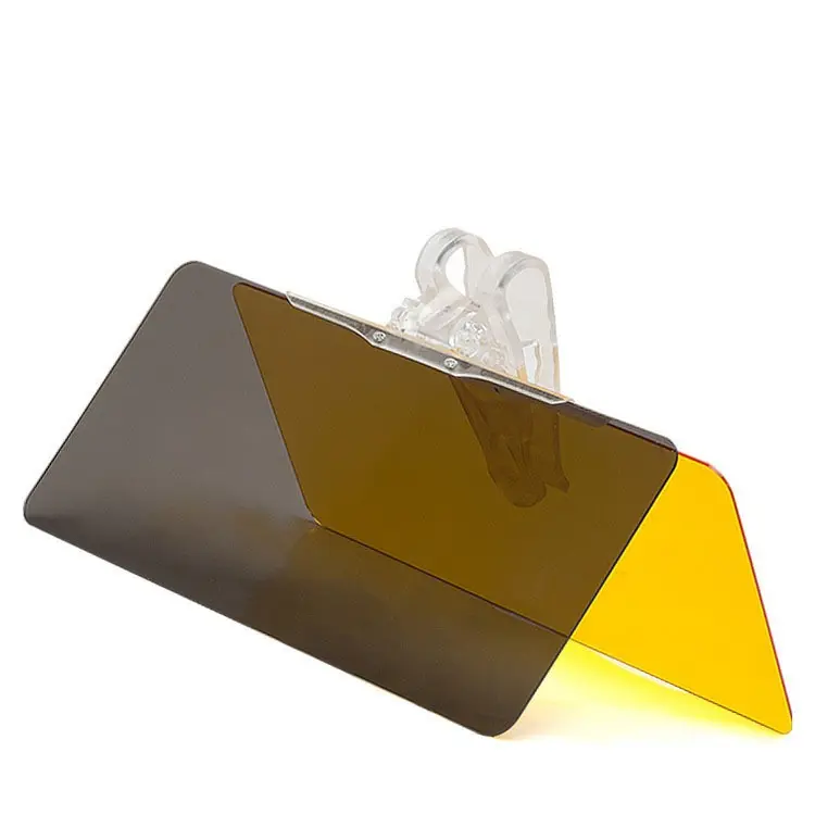 Visor HD para carro con doble panel abatible, uno gris oscuro para el sol y otro amarillo para visión nocturna, montado sobre un clip de sujeción claro.