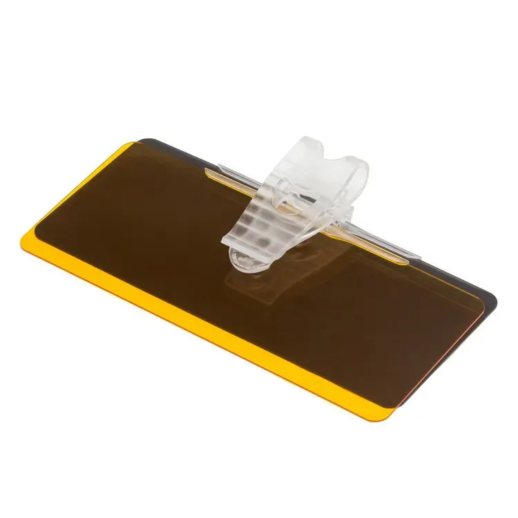Visor antideslumbrante para carro con doble panel, uno ámbar y otro oscuro, incluye clip de sujeción transparente para instalar en el parasol.
