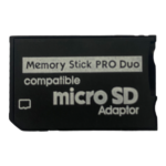 Adaptador negro de microSD a Memory Stick Pro Duo con inscripciones en blanco, diseñado para ampliar el almacenamiento en dispositivos compatibles.