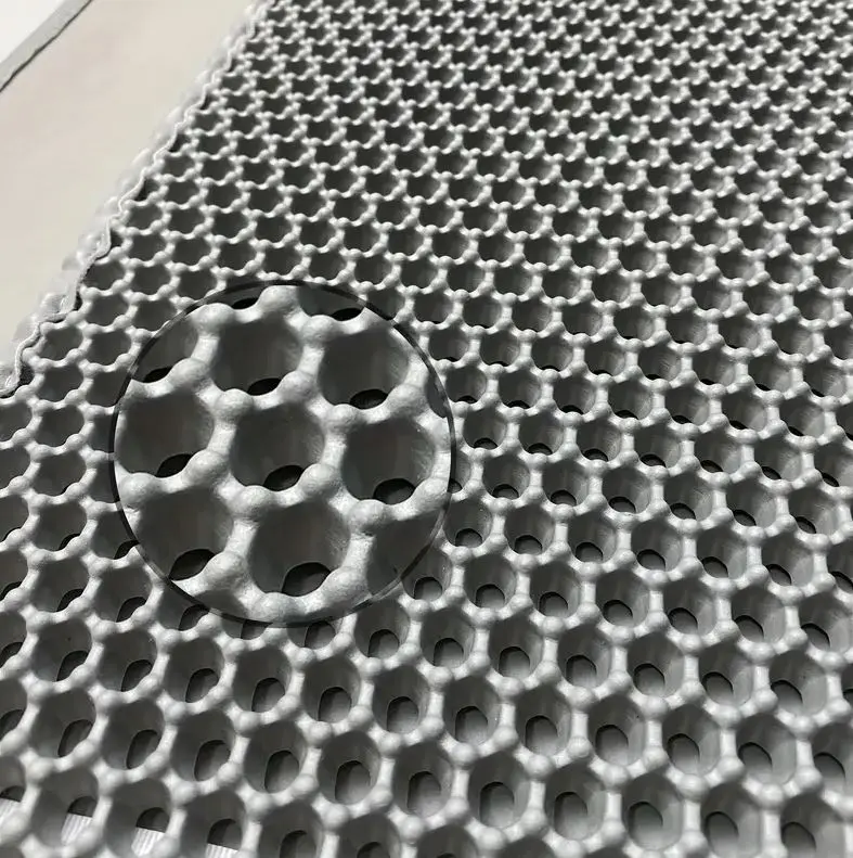 Tapete arenero para gato gris de goma EVA con diseño texturizado de doble capa y celdas hexagonales para atrapar la arena.