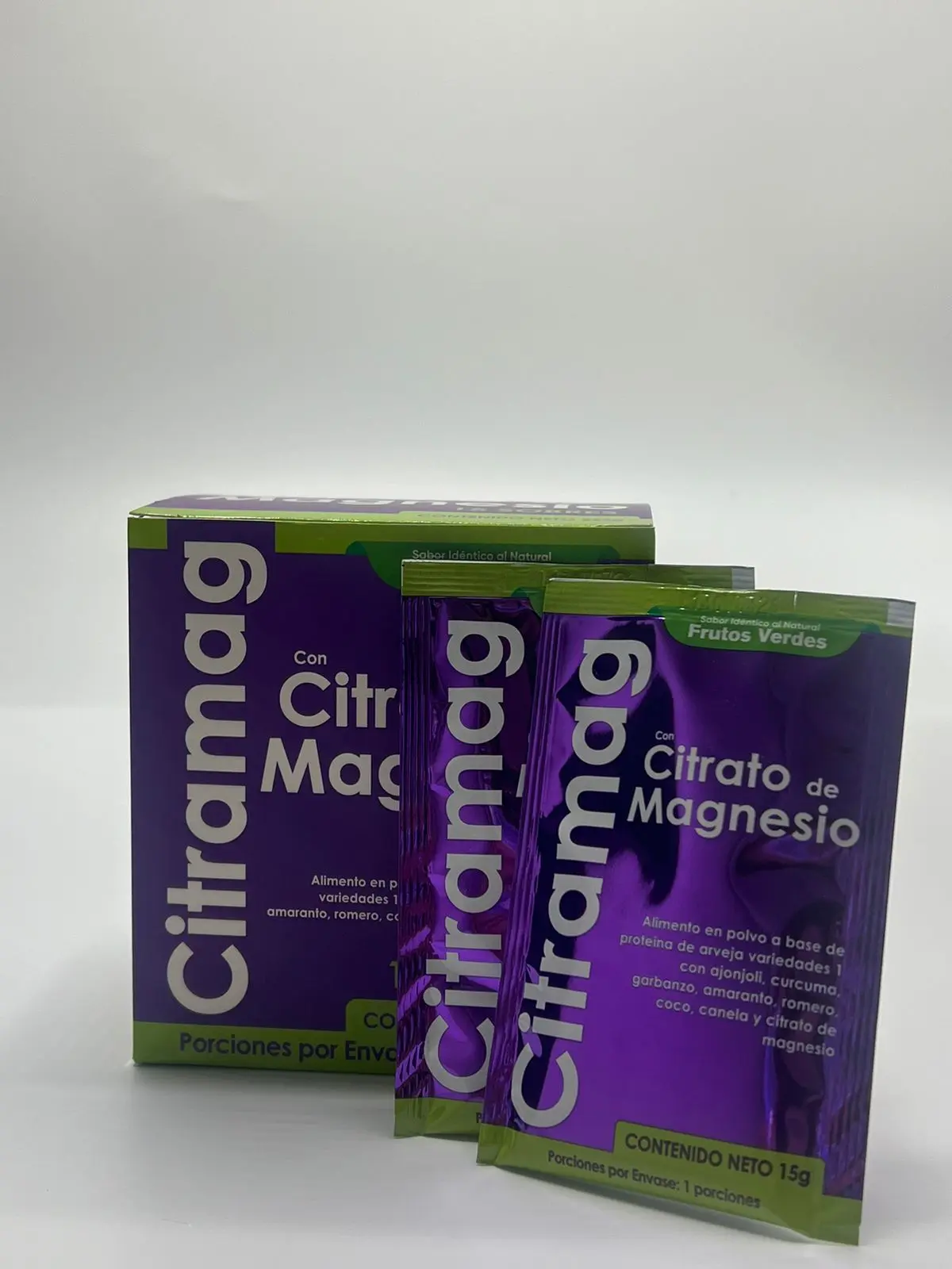 Caja de suplemento Citramag Citrato de Magnesio junto a dos sobres individuales morados y verdes de 15g cada uno.