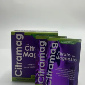 Caja morada y verde de Citramag Citrato de Magnesio junto a dos sobres individuales con contenido neto de 15 gramos cada uno.